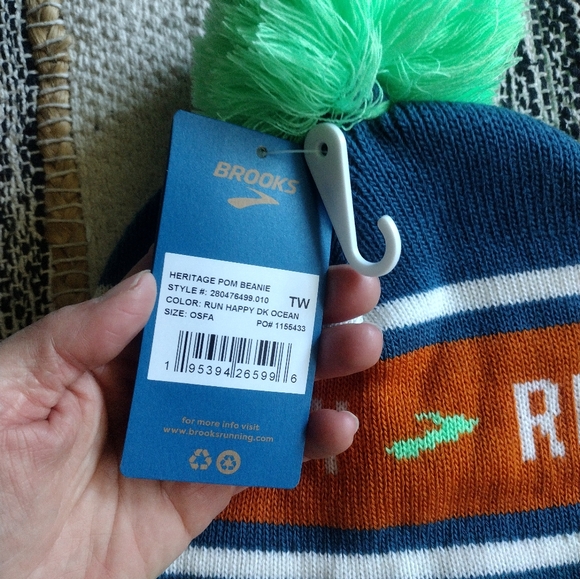 Brooks Happy Run hat pompom - Picture 3 of 5